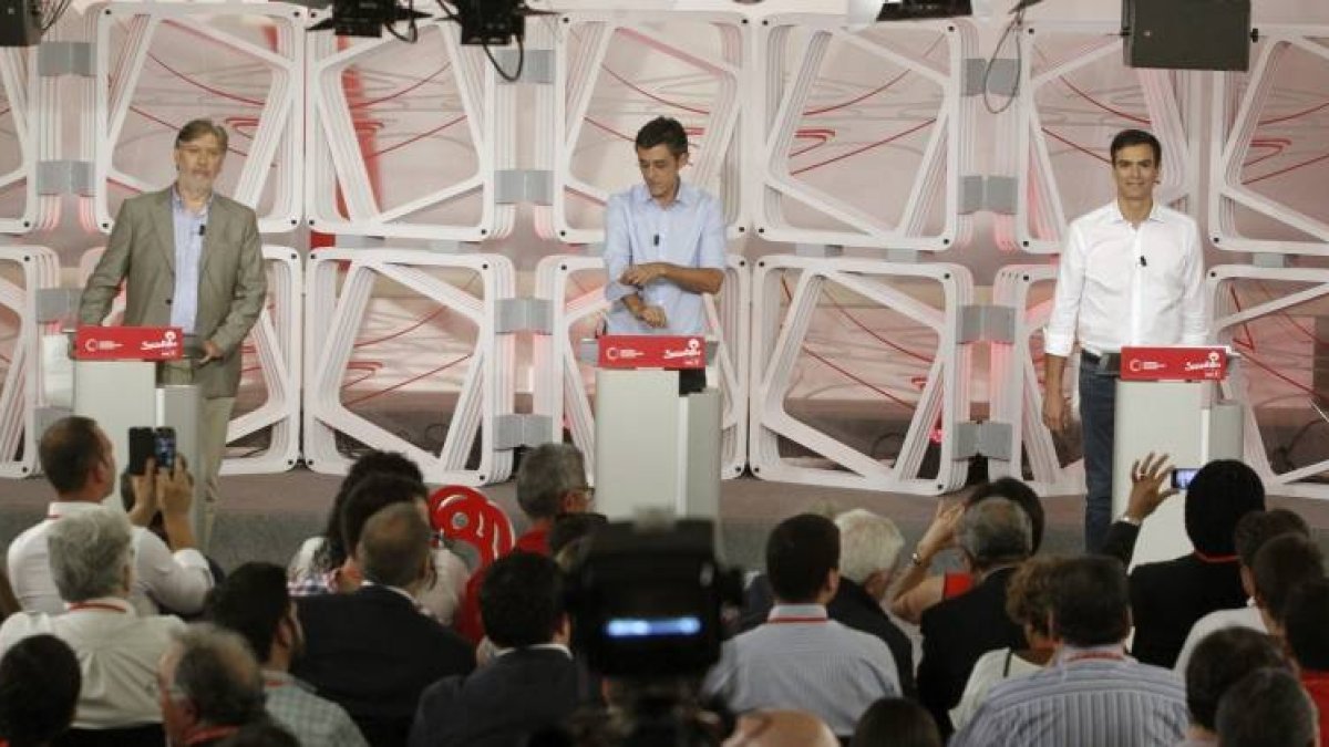 Los tres candidatos a la Secretaría General del PSOE, Pedro Sánchez, Eduardo Madina y Antonio Pérez Tapias (d-i), al inicio de su primer y único debate en la campaña para captar el voto de los militantes socialistas.