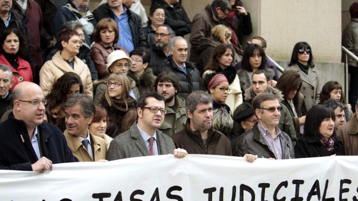 Concentración efectuada en Bilbao ayer para pedir la eliminación de las tasas judiciales.