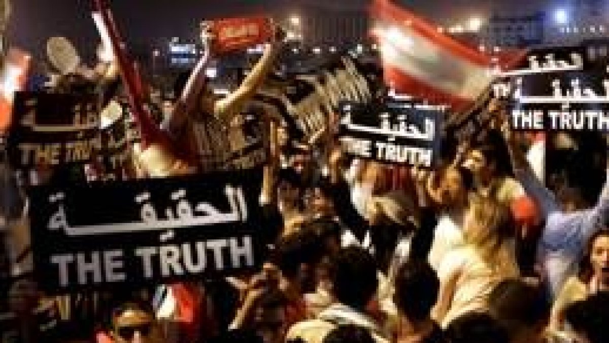 Estudiantes libaneses sostienen carteles pidiendo el esclarecimiento de la muerte de Tueni