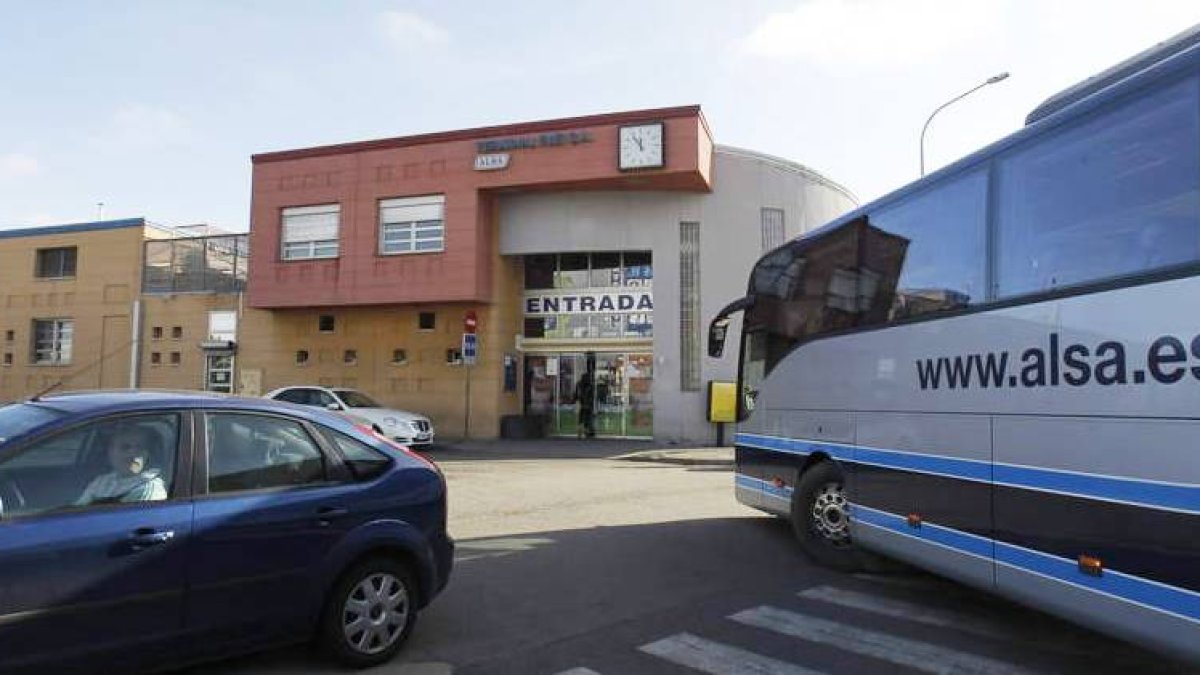 Un autocar llega a la terminal del Grupo Alsa en La Bañeza.