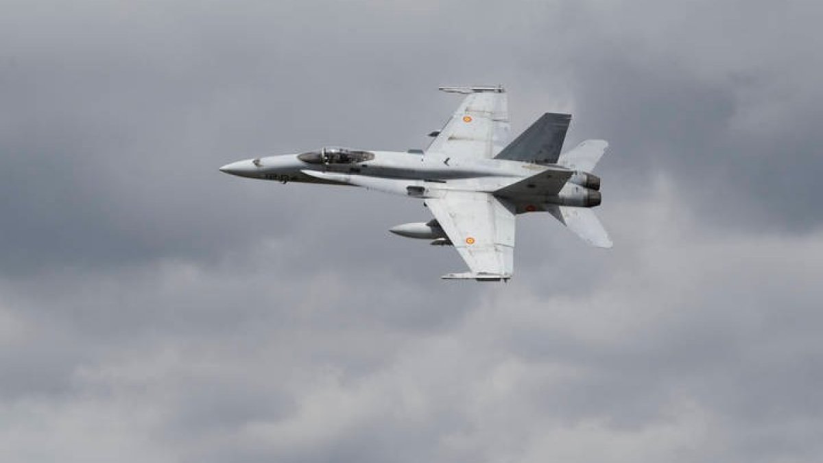 Un F-18 sobrevuela el cielo de León. JESÚS