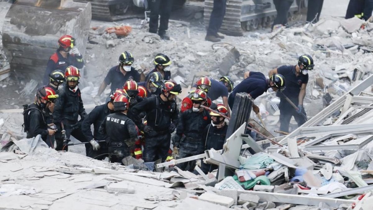 Los equipos de rescate trabajando en los escombros del edificio de Los Cristianos (Tenerife), este viernes.
