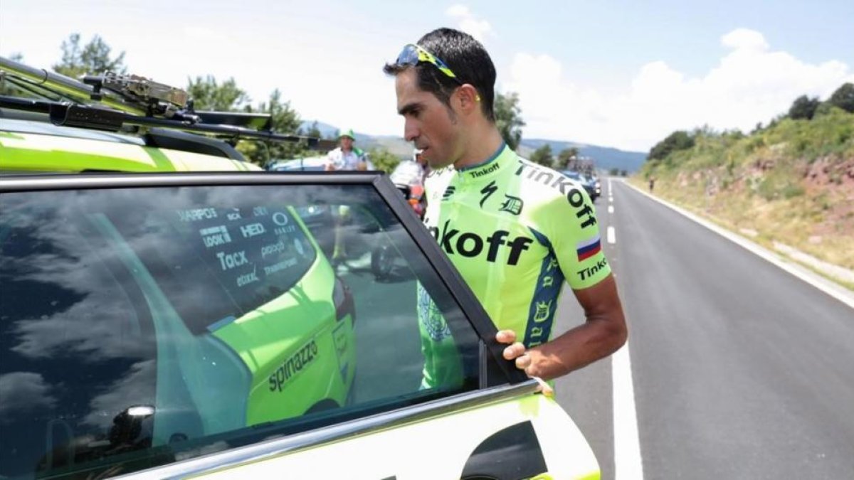 Alberto Contador sube al coche del Tinkoff tras retirarse del Tour en el transcurso de la novena etapa.