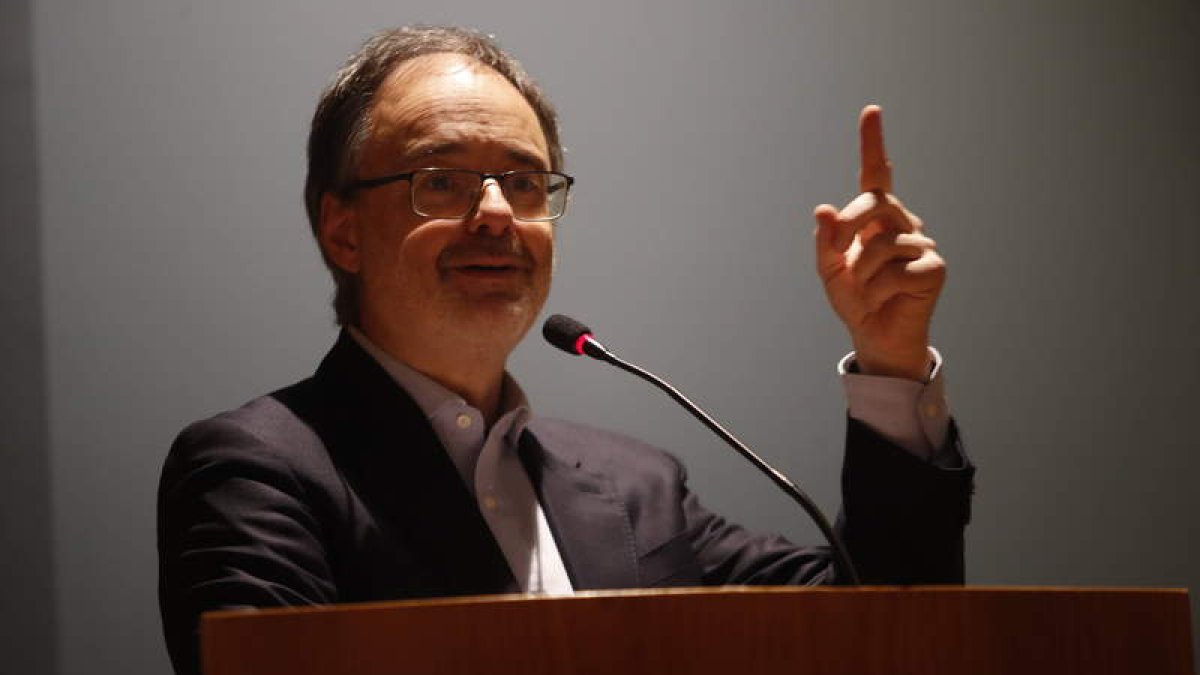 El sociólogo Fernando Vidal, durante la conferencia ofrecida ayer en el Seminario de León. RAMIRO