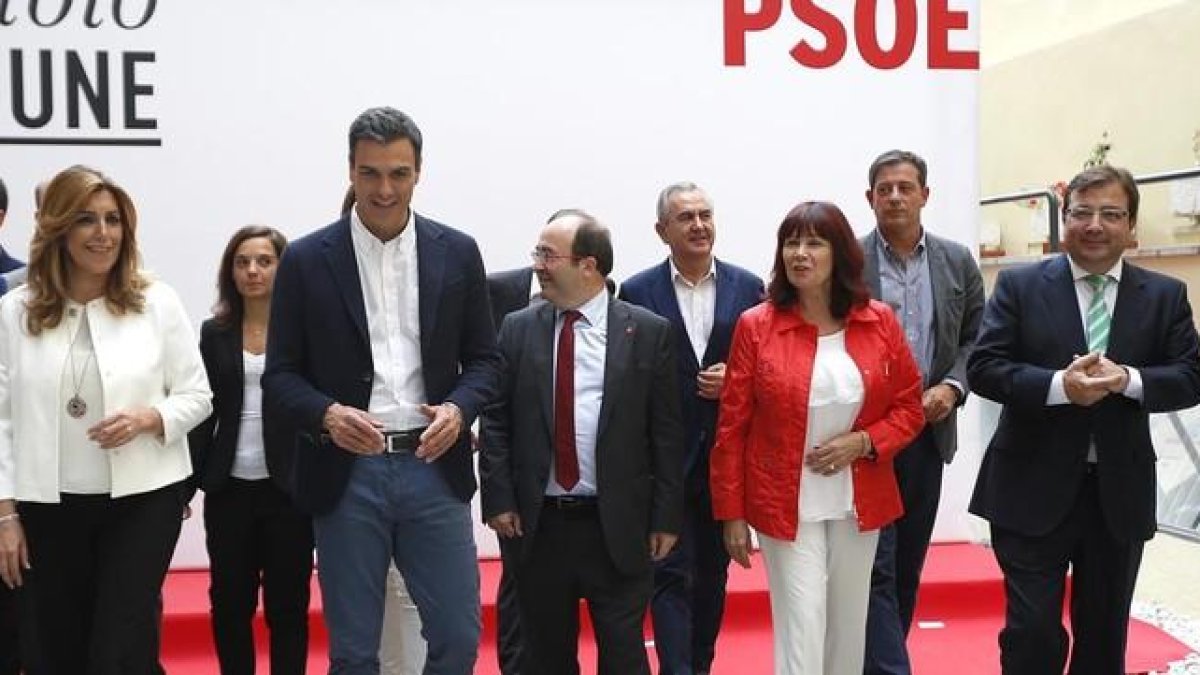 Sánchez, junto a varios de los líderes territoriales del PSOE, a finales de septiembre.