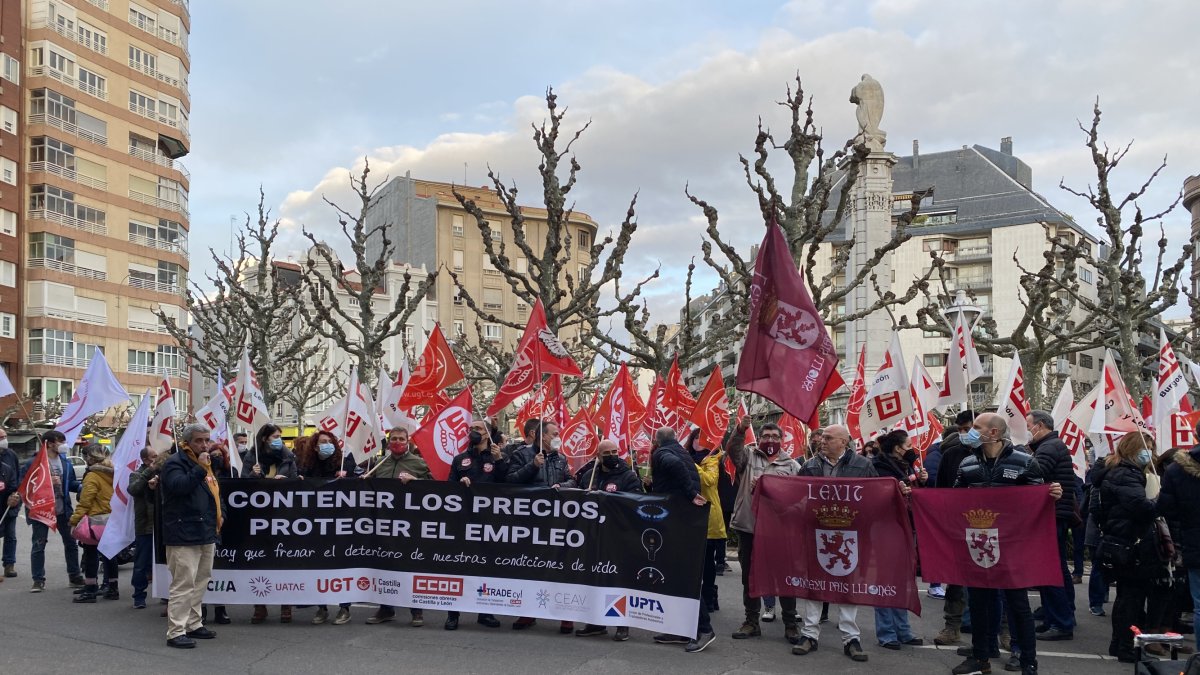 Los manifestantes, en la plaza de La Inmaculada. FERNANDO OTERO