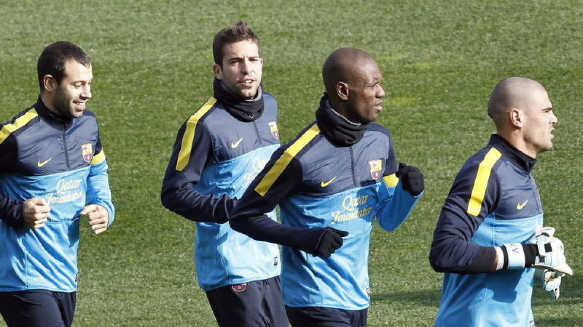 Víctor Valdés, a la derecha, durante uno de los últimos entrenamientos del Barcelona.