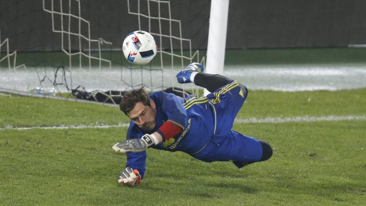 Iker Casillas, durante un entreno con la selección española en Rumanía.