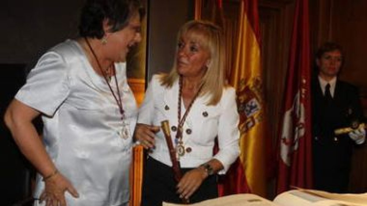 La alcaldesa de Mansilla, Mari Paz Díez, fue la encargada de entregar el bastón de mando a la presid