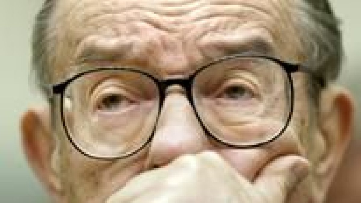 El presidente de la Reserva Federal, Alan Greenspan, durante la rueda de prensa de ayer