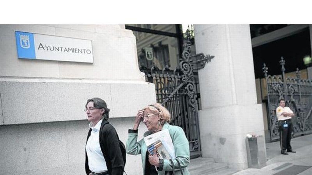 Manuela Carmena sale del Ayuntamiento de Madrid, el pasado 15 de junio, su primero como alcaldesa.