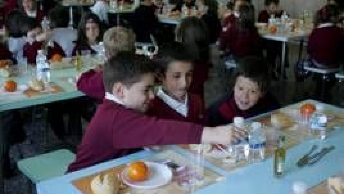 Niños participantes en el programa «Los Desayunos del Corazón» en el colegio de los Padres Agustinos