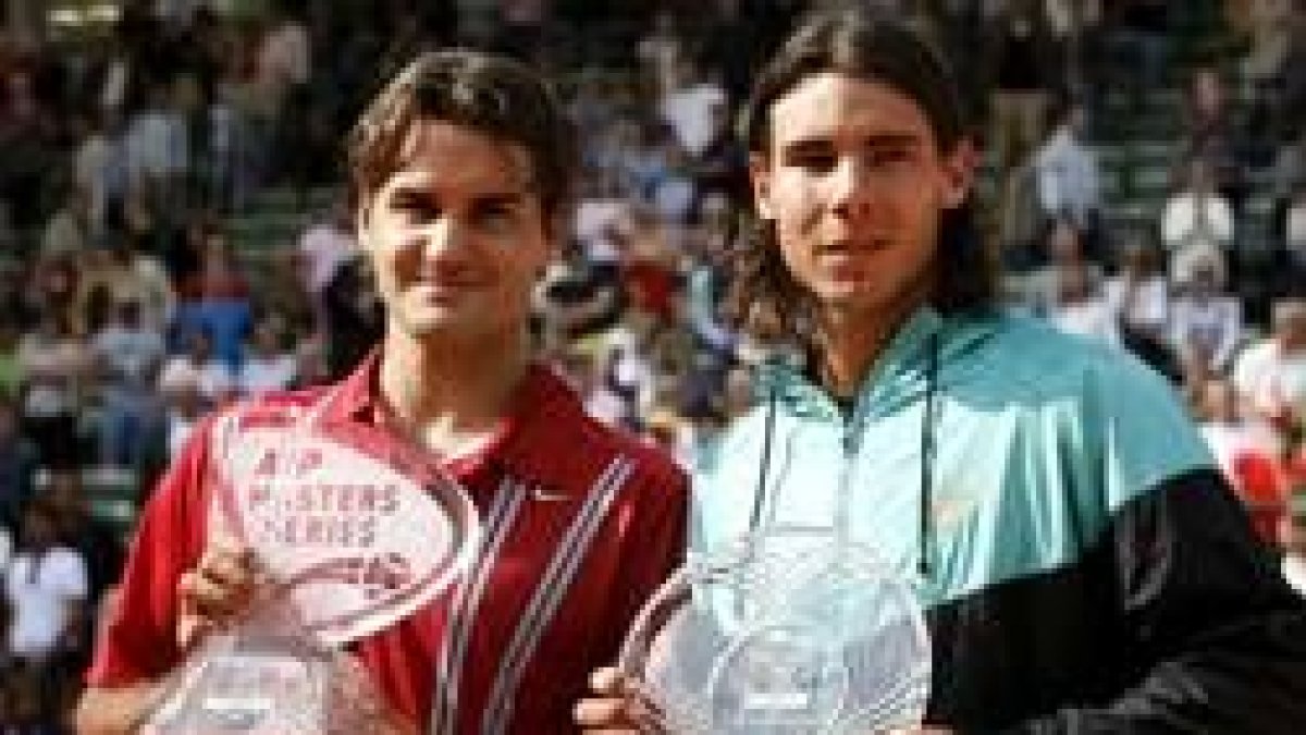 Federer y Nadal posan con sus respectivos trofeos