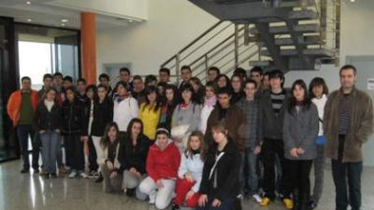 Foto de familia de los alumnos del colegio Nuestra Señora del Carmen de La Bañeza