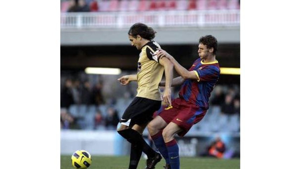 El delantero de la Deportiva, De Paula, a la izquierda, controla un balón ante Sergi Gómez.