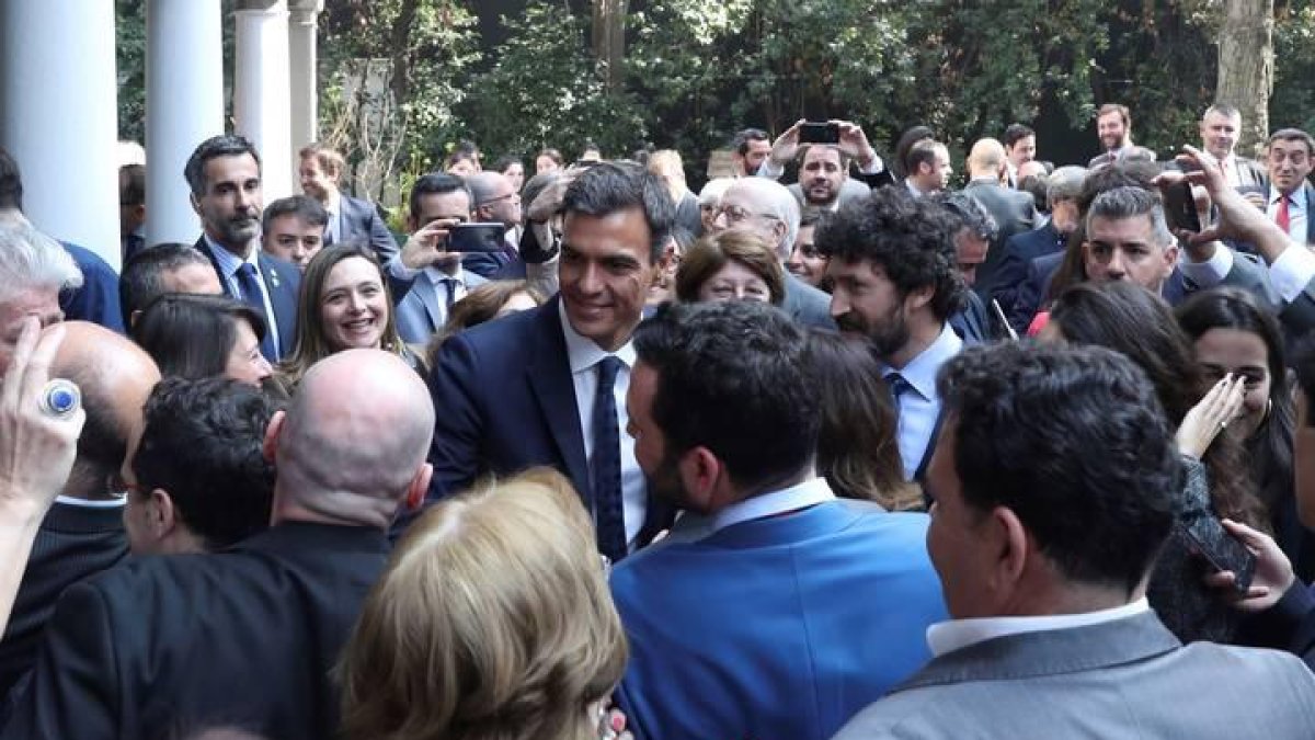 El presidente del Gobierno de España, Pedro Sánchez (c), durante el encuentro que ha mantenido con representantes de la colectividad española que reside en Chile, hoy en la residencia de la Embajada de España en Chile