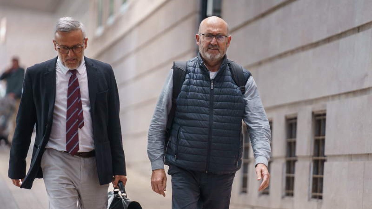 El exdiputado del PSOE, Juan Bernardo Fuentes Curbelo, con su abogado. RAMÓN DE LA ROCHA