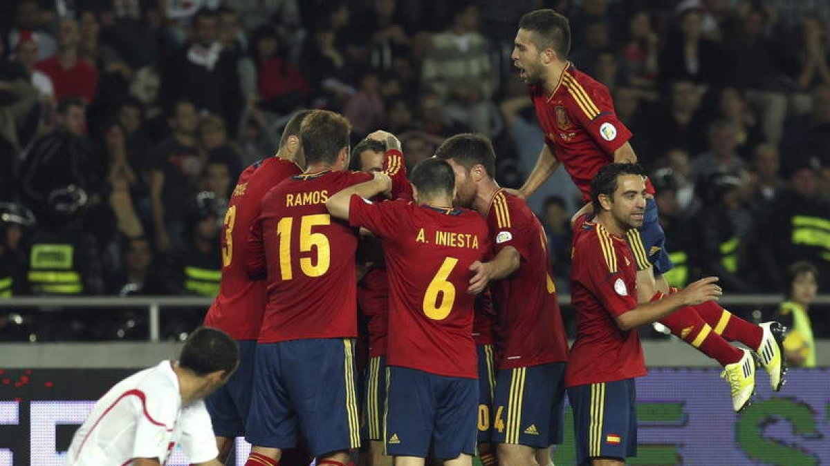 Los jugadores de la selección española celebran el gol de Soldado contra Georgia durante el partido clasificatorio para el Mundial.