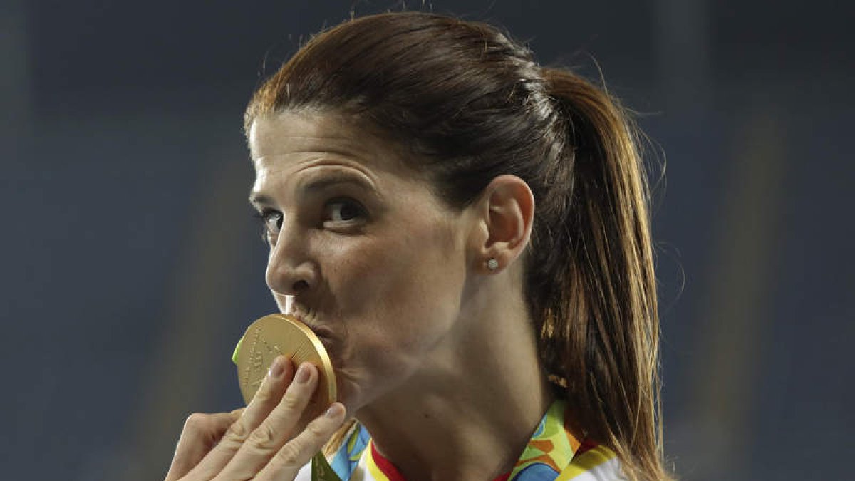 Ruth Beitia besa la medalla de oro. SEBASTIÃO MOREIRA