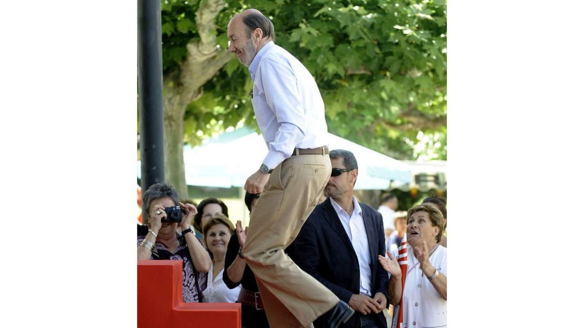 Alfredo Pérez Rubalcaba subiendo al escenario.