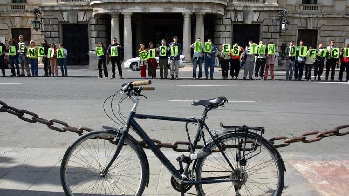 Varios ciclistas forman un cartel con el lema «Valencia en bici no es tan dificil».