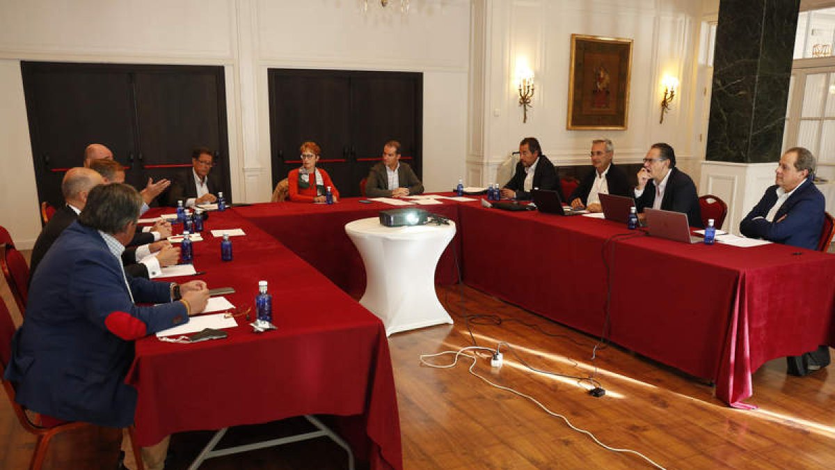 María Jesús Soto, en el centro, durante el Consejo Asesor de Andbank España. FERNANDO OTERO