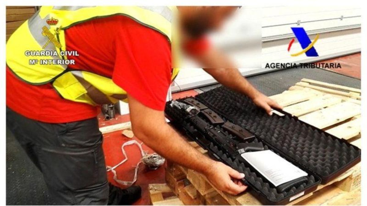 Fotografías facilitadas por la Guardia Civil de una operación en la que se interceptaron armas de contrabando en el puerto de Algeciras (Cádiz).