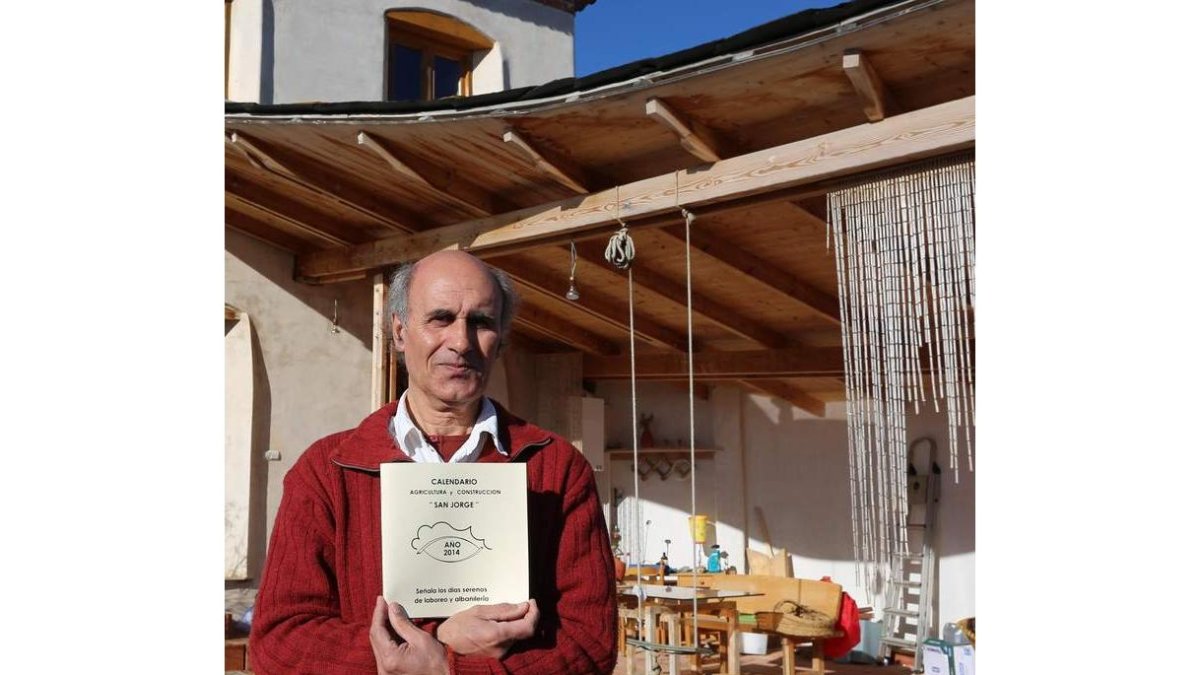 Francisco Alonso en su casa de la Sobarriba con el calendario.