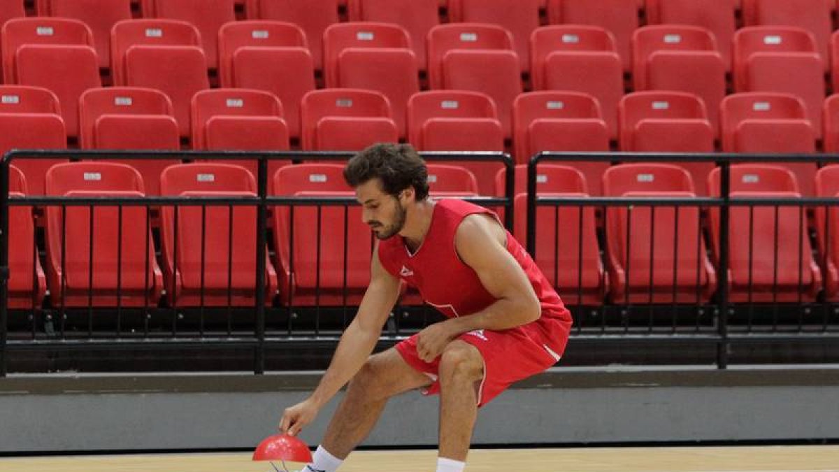 Tomás Bellas, ejercitándose en el entrenamiento vespertino