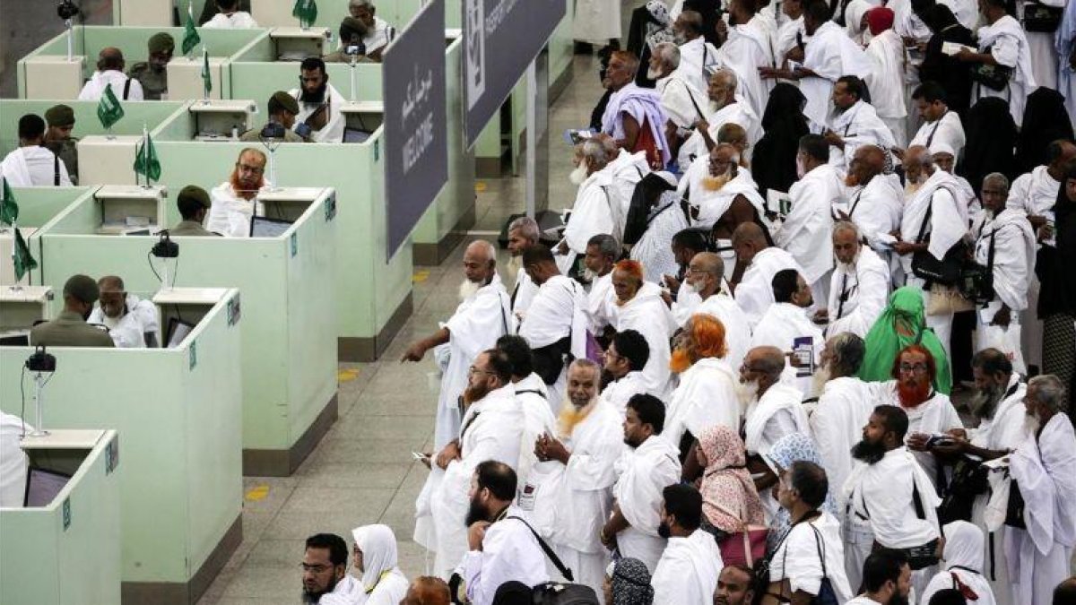 Peregrinos hacen cola en el control de pasaportes tras llegar al aeropuerto de Yeda, en Arabia Saudí.