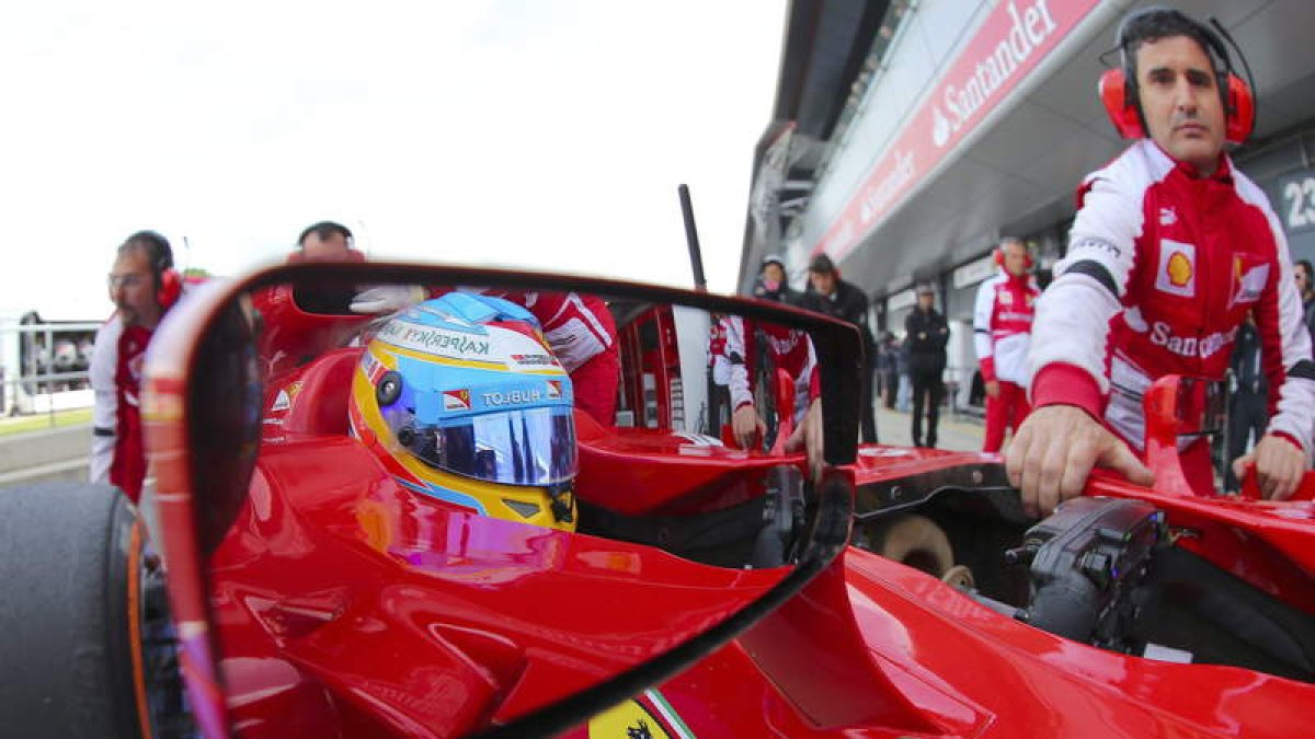Fernando Alonso, subido en su Ferrari, antes de rodar en la Q3.