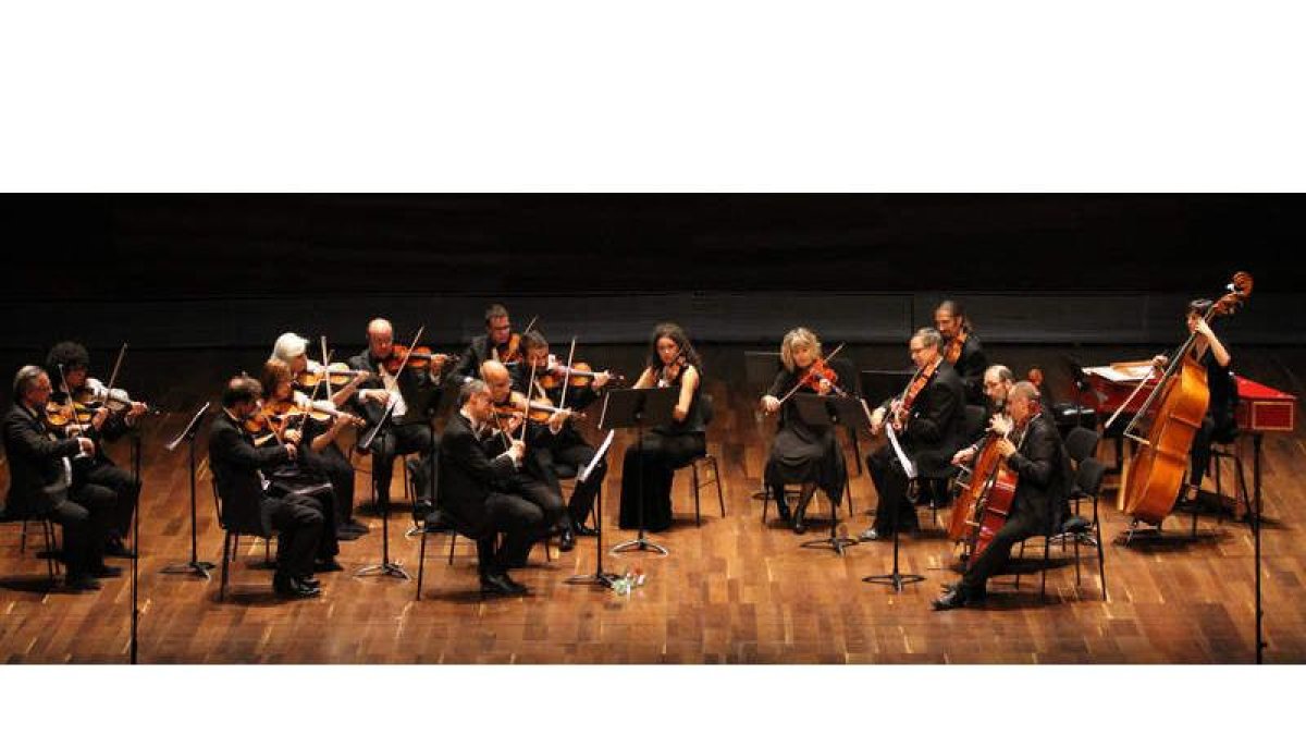 Imagen de archivo de la Orquesta de Cámara Ibérica en un concierto en el Auditorio Ciudad de León. DL