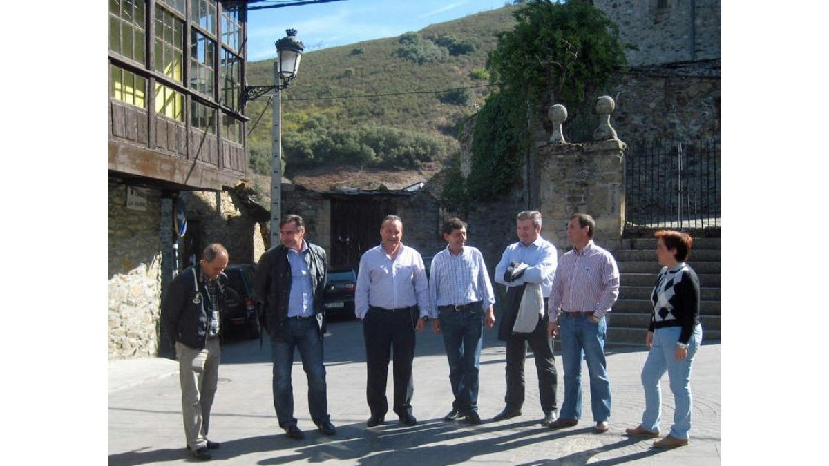 Los diputados, con el alcalde de Molina en la calle de la Iglesia.