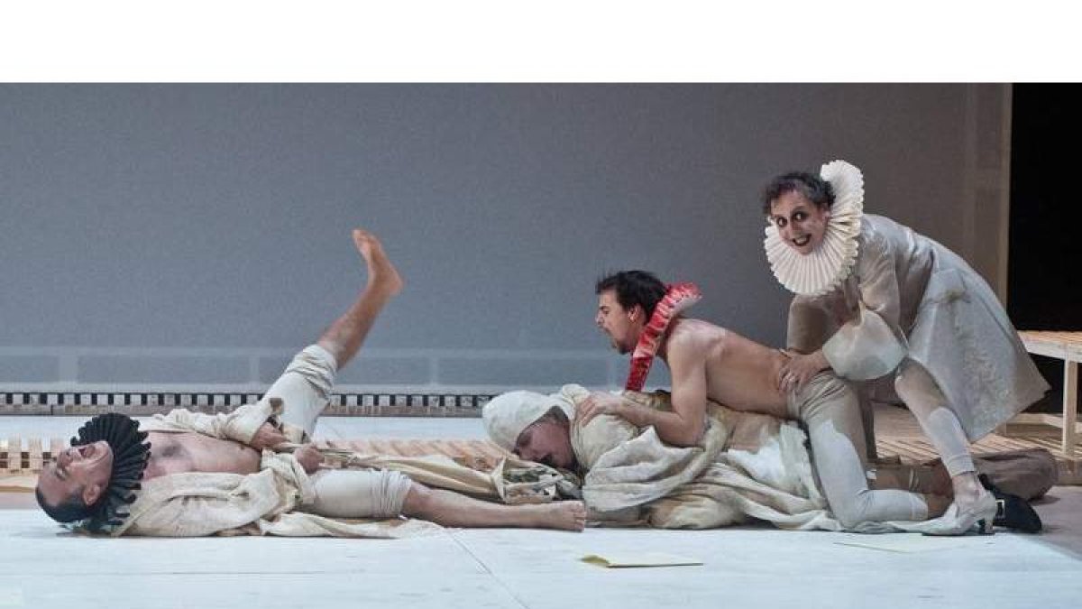 Arriba, una escena de ‘Sueños’, que protagoniza Juan Echanove en el papel de Quevedo. JAVIER NAVAL