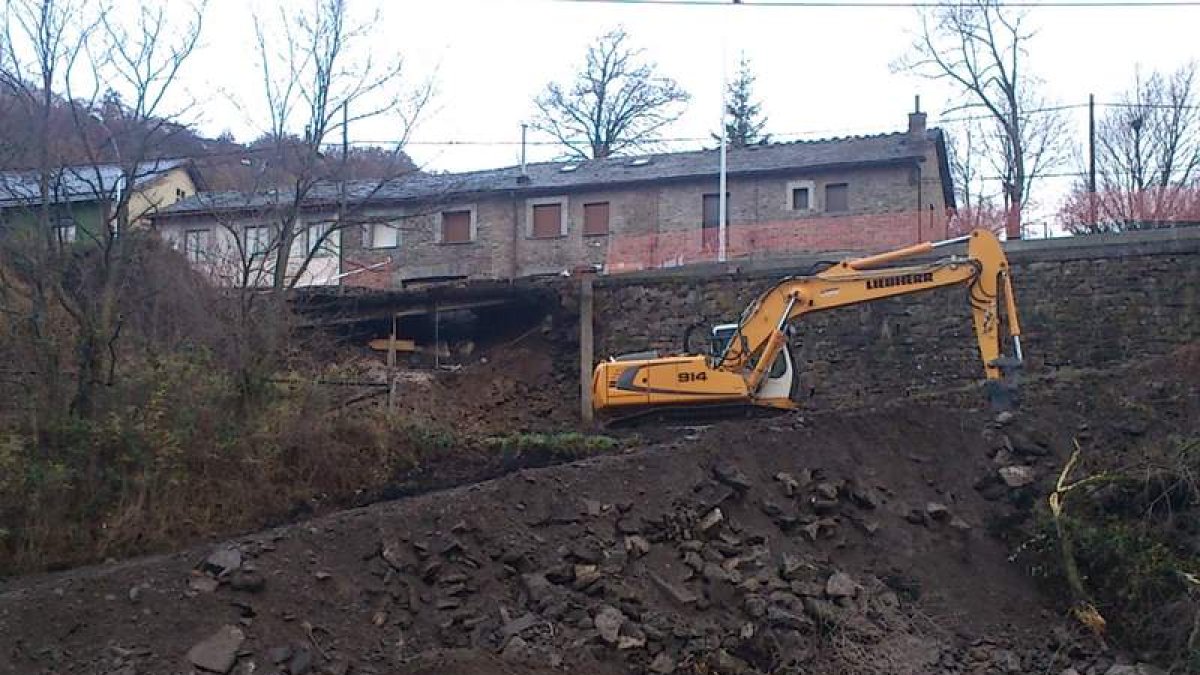 Las obras en la carretera han interrumpido el tráfico.