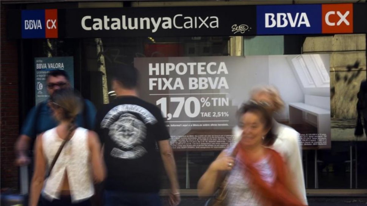 Anuncios de hipotecas en una entidad bancaria en Barcelona