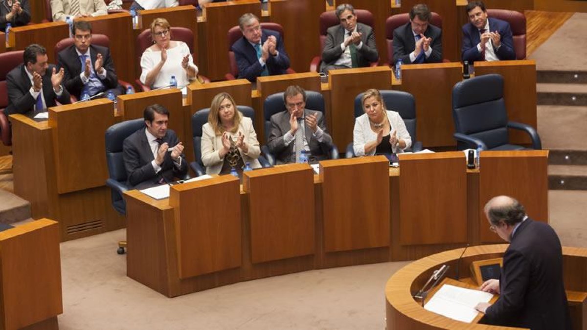 Juan Vicente Herrera, aplaudido durante su intervención en el Pleno de las Cortes de Castilla y León que acogen el debate sobre el estado de la Comunidad.