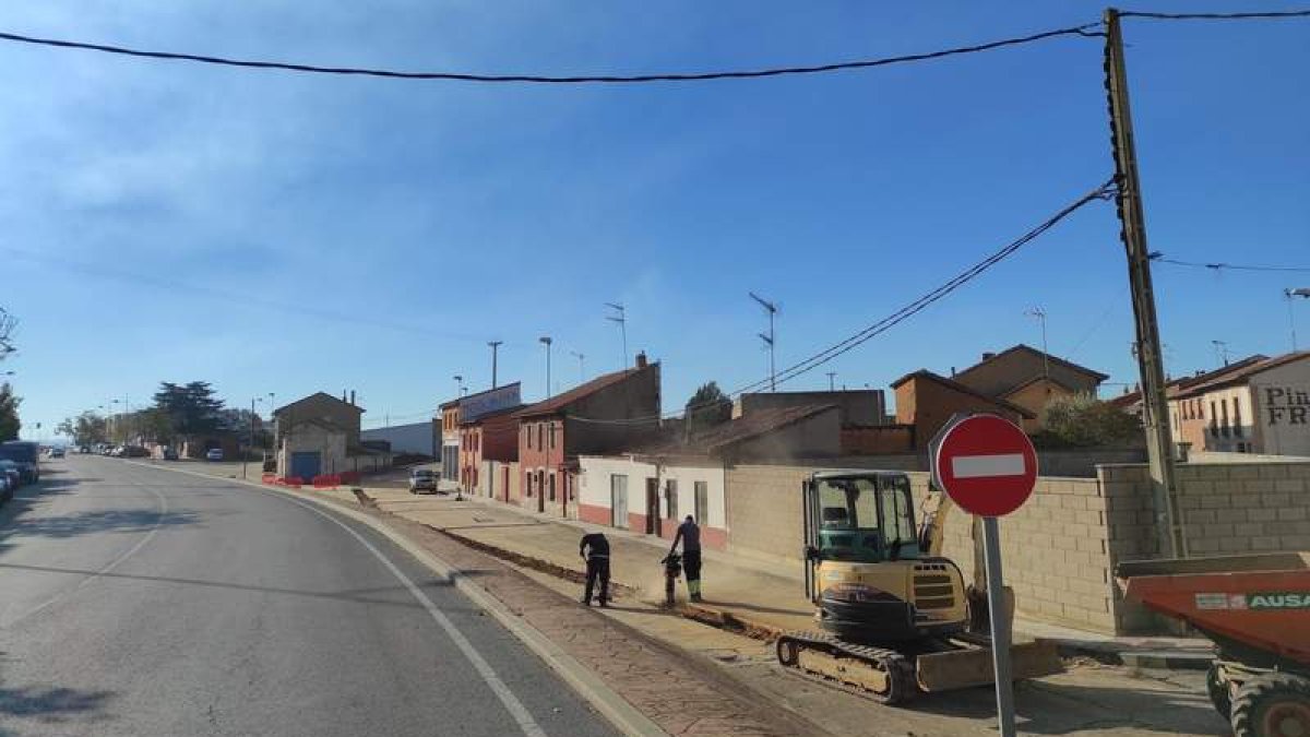 Imagen de las obras de renovación de colectores en la zona sur de Valencia de Don Juan. DL