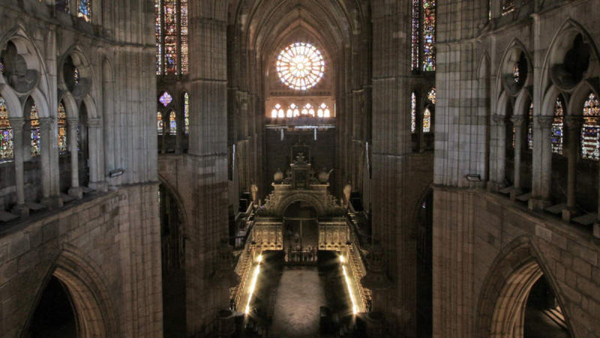 Imagen del coro y el trascoro de la Catedral desde una de las plataformas articuladas en el templo para la restauración.