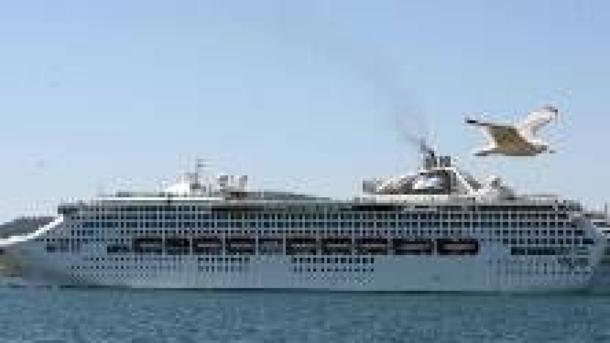 El  «Sea Princess» zarpó ayer por la tarde con destino a Southampton