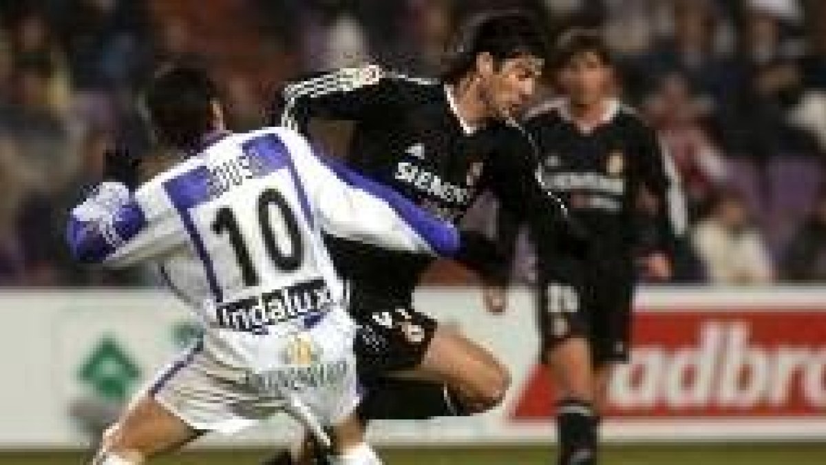 Solari supera la entrada del pucelano Sousa en uno de los tímidos ataques del Real Madrid