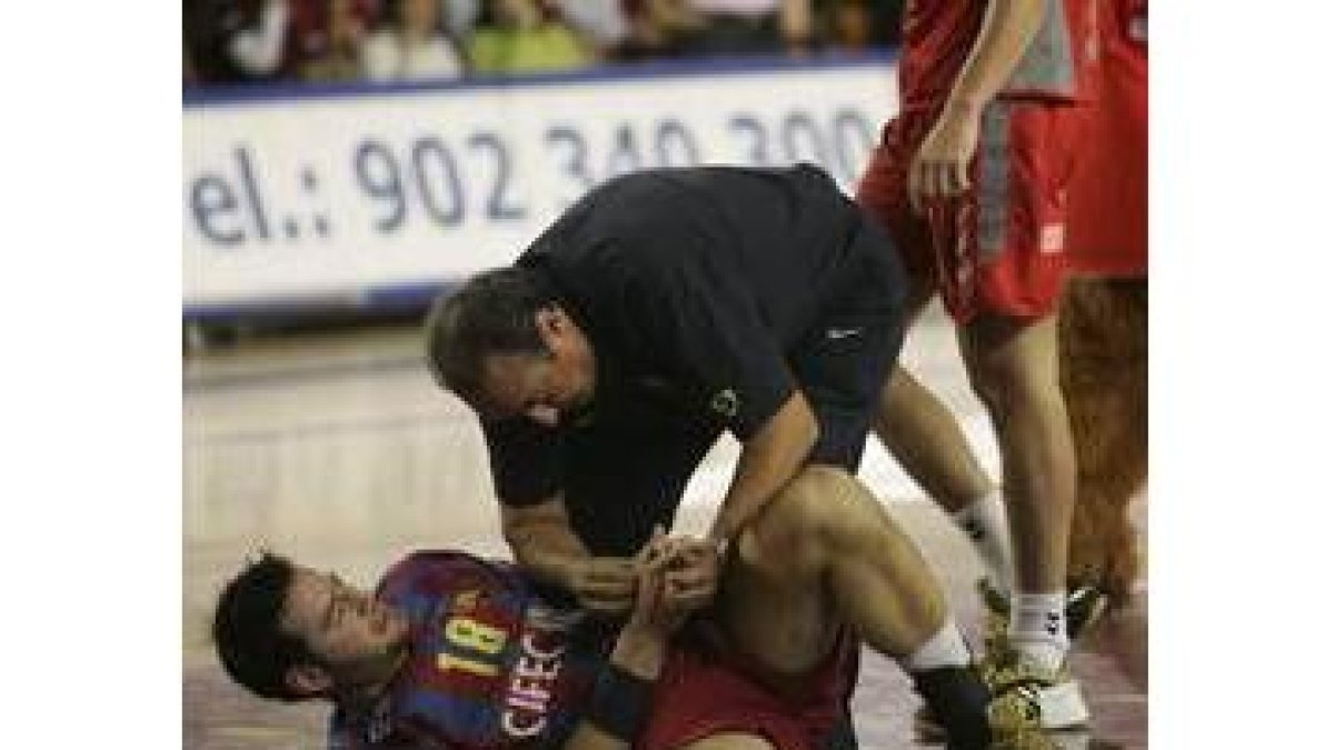 Iker Romero, atendido por el fisio, en la lesión de su mano derecha