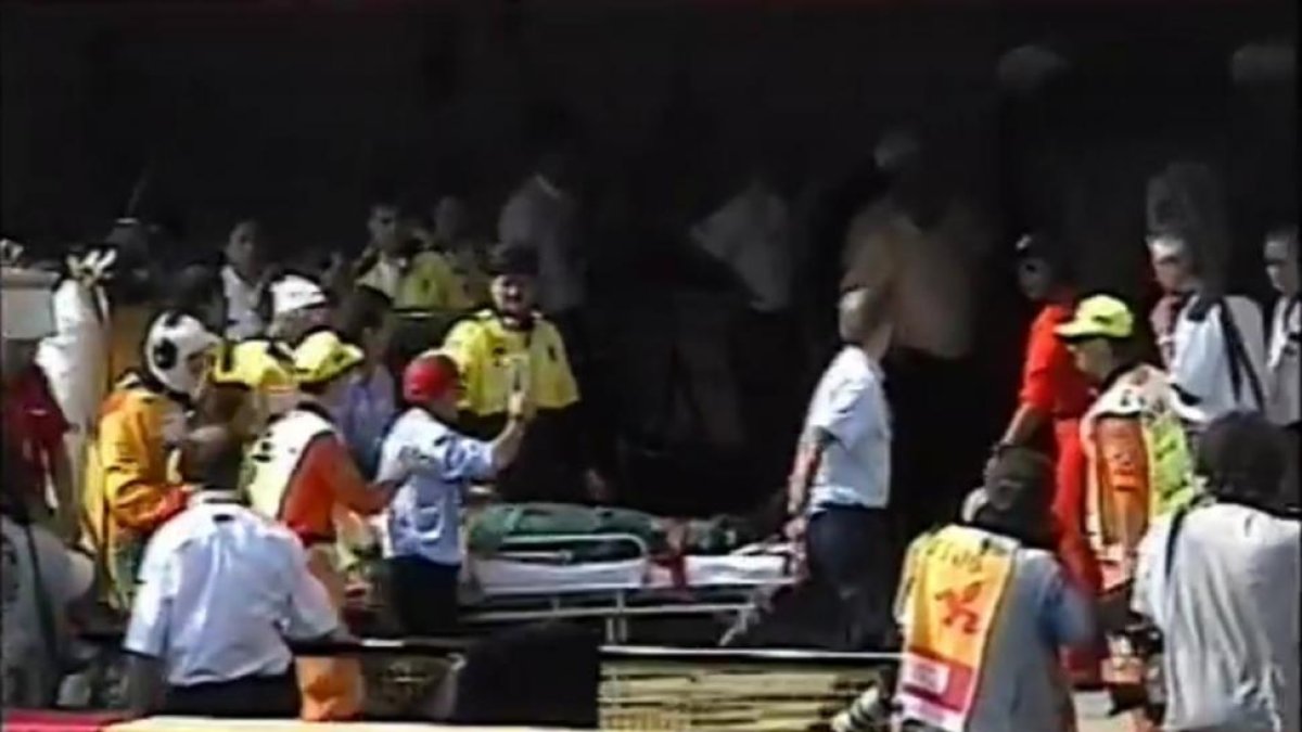 Ayrton Senna llega en camilla al 'pit lane' de Ímola tras su fatal accidente en la curva de Tamburello, en una grabación inédita de 1994.