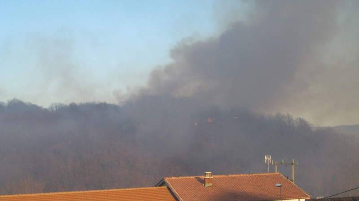 El humo afectó a varias viviendas de Olleros de Alba