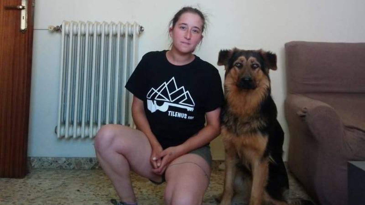 Marta Valijas, con su perro en Toralino. DL