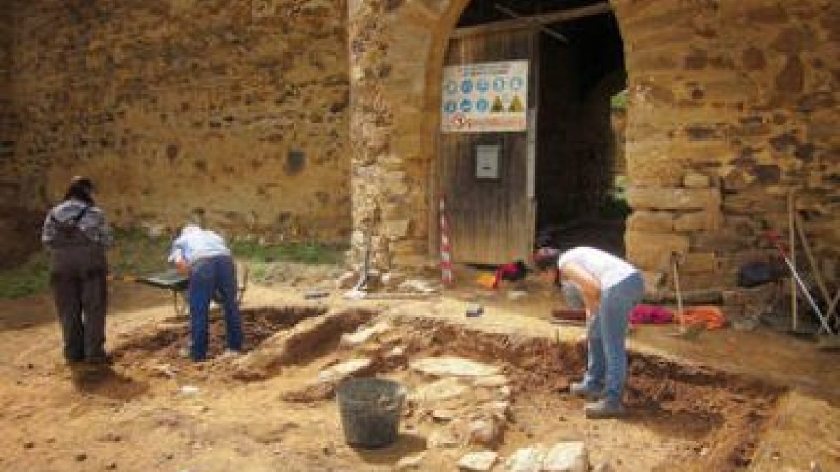 Las prospección arqueológica se realiza en la entrada a la fortaleza.
