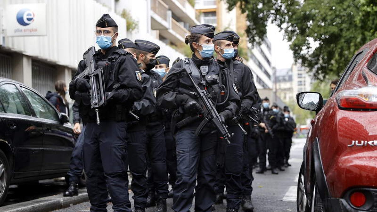 Oficiales de la policía francesa, durante su actuación de la jornada de ayer. IAN LANGSDON