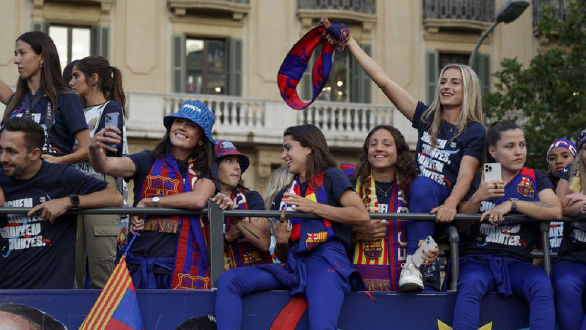 El autocar con las flamantes campeonas de la Liga. QUIQUE GARCÍA