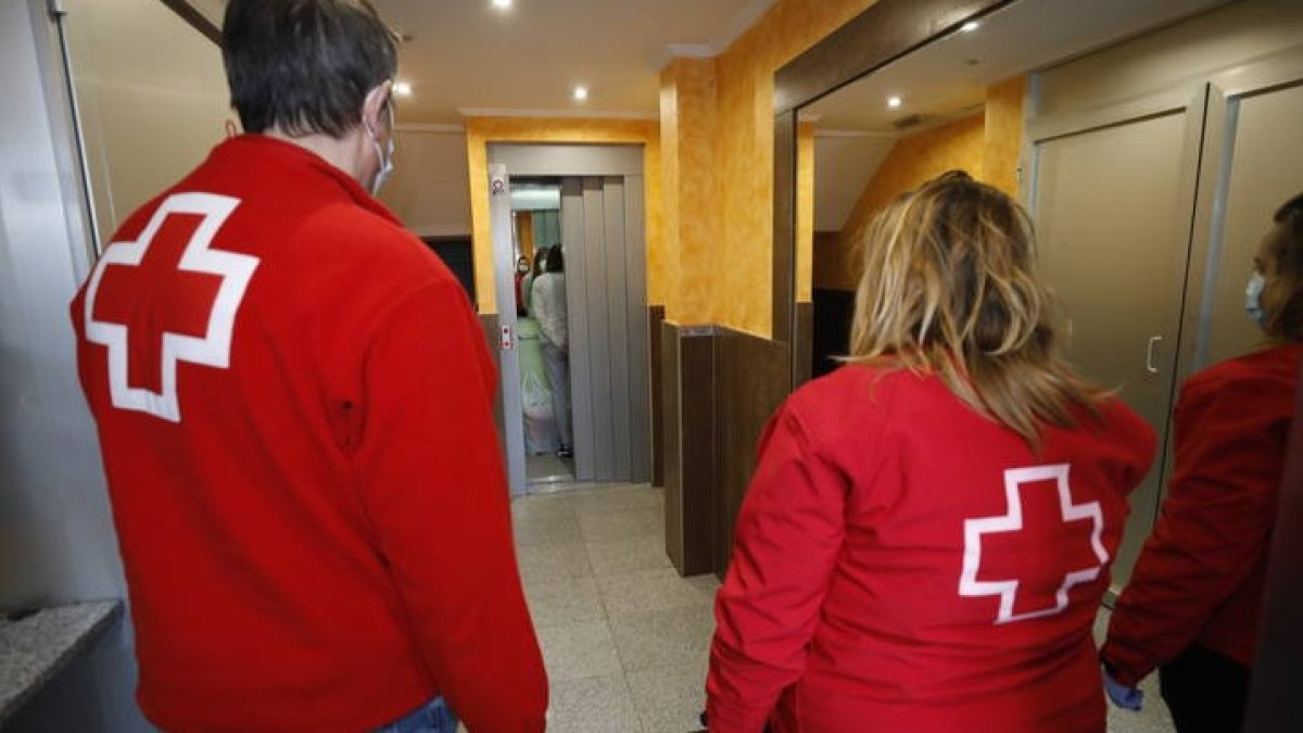 Los verdaderos voluntarios de Cruz Roja no piden dinero por las casa. MARCIANO PÉREZ