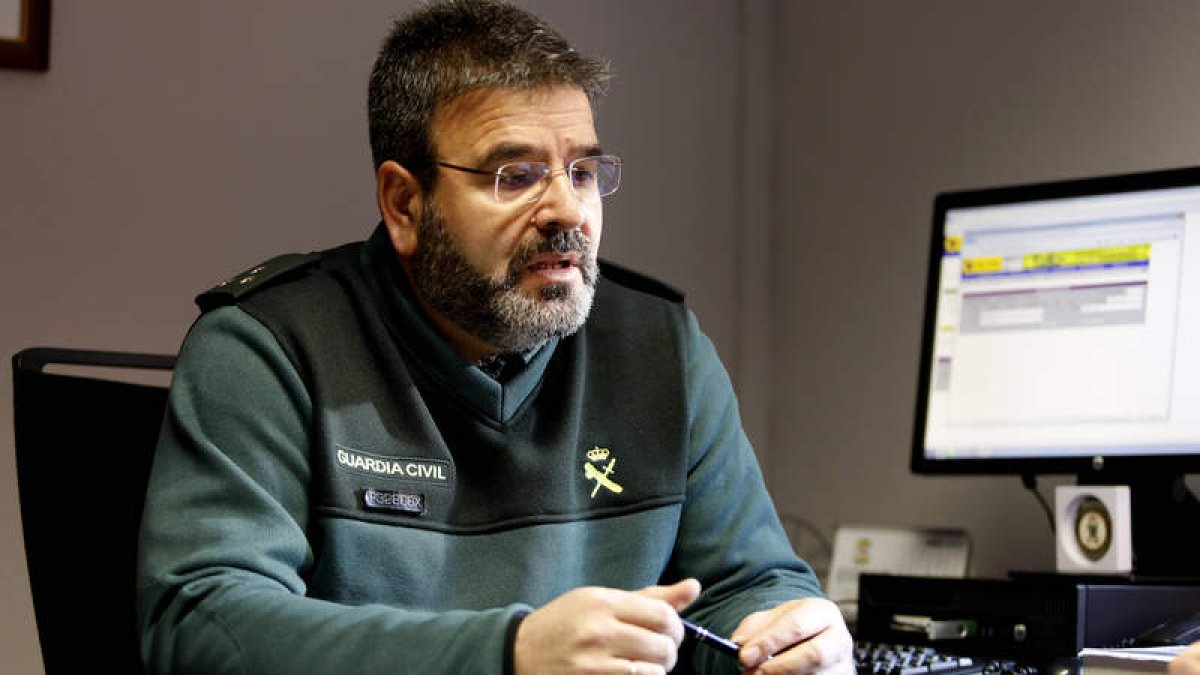 Manuel Cuesta Aller, en su despacho del Cuartel de la Guardia Civil de Astorga. MARCIANO PÉREZ